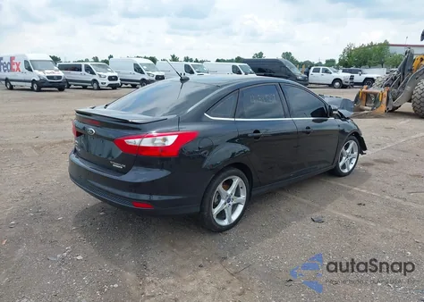 2012 Ford Focus Titanium z USA, uszkodzony, nr VIN 1FAHP3J24CL366021